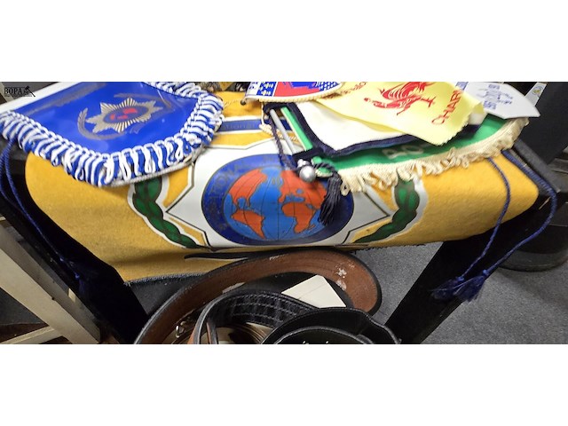 Lot 199 - diverse politie vlaggen ong 20 stuks - afbeelding 6 van  6