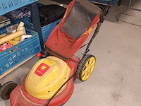 Lot 199 - elektrische grasmaaier - afbeelding 1 van  3