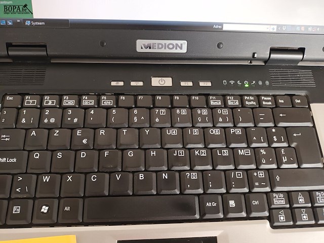 Lot 199 - medion laptop en toebehoren - afbeelding 4 van  6