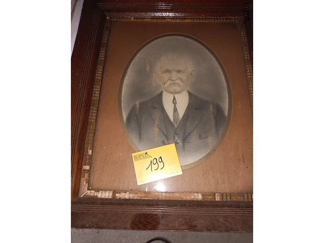 Lot 199 - oude foto’s in kader. 2 stuks - afbeelding 1 van  3