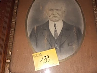 Lot 199 - oude foto’s in kader. 2 stuks
