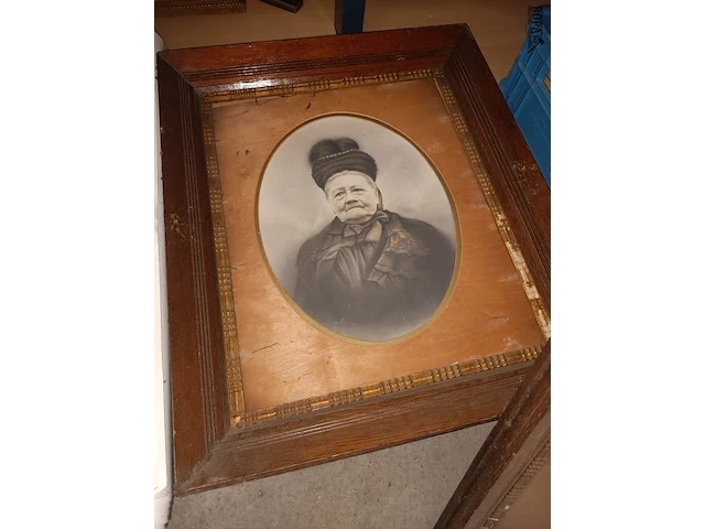 Lot 199 - oude foto’s in kader. 2 stuks - afbeelding 2 van  3