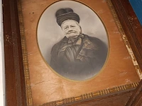 Lot 199 - oude foto’s in kader. 2 stuks - afbeelding 2 van  3