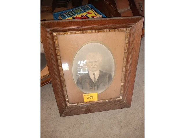 Lot 199 - oude foto’s in kader. 2 stuks - afbeelding 3 van  3
