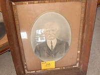 Lot 199 - oude foto’s in kader. 2 stuks - afbeelding 3 van  3