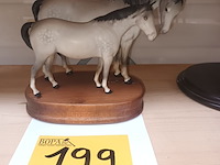 Lot 199 - paarden op sokkel beswick england - afbeelding 1 van  4