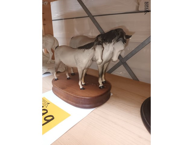 Lot 199 - paarden op sokkel beswick england - afbeelding 2 van  4