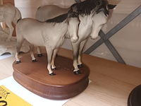 Lot 199 - paarden op sokkel beswick england - afbeelding 2 van  4