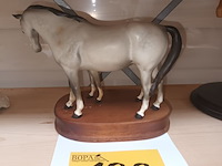 Lot 199 - paarden op sokkel beswick england - afbeelding 3 van  4