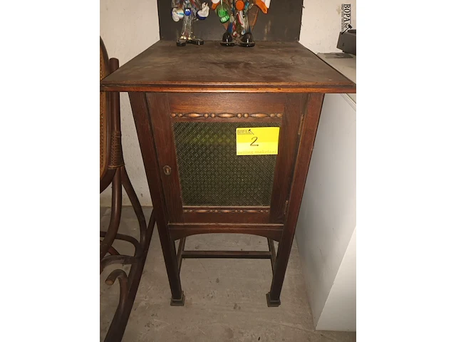 Lot 2 - antiek bijzetkastje - afbeelding 1 van  3