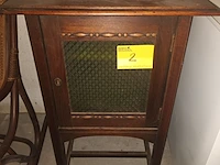 Lot 2 - antiek bijzetkastje