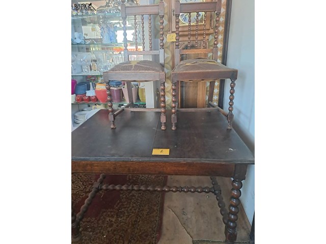 Lot 2 - antieke uitschuifbare tafel eikenhout 5 stoelen leder - afbeelding 1 van  4