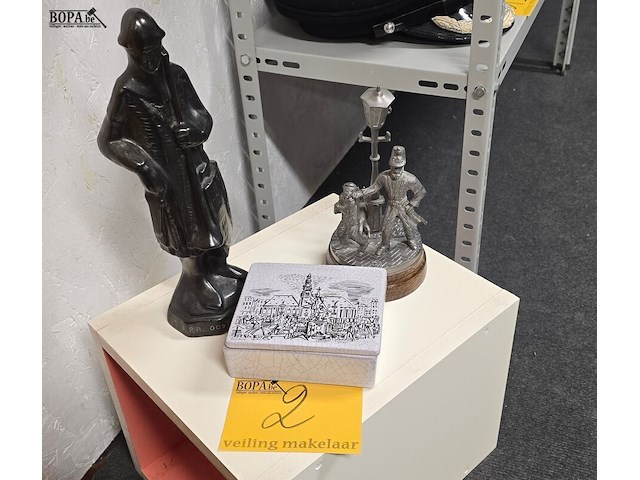 Lot 2 - beeldjes en bewaardoos - afbeelding 1 van  7