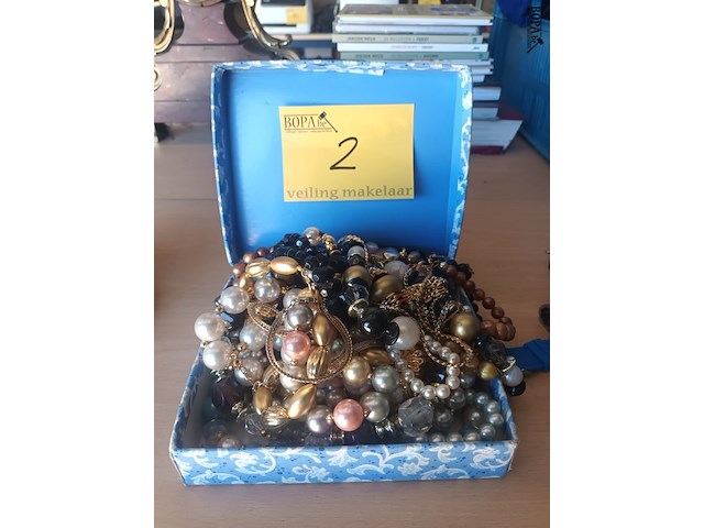 Lot 2 - doos met fantasie juwelen - afbeelding 1 van  3