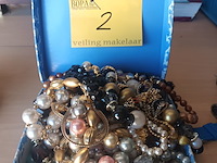 Lot 2 - doos met fantasie juwelen