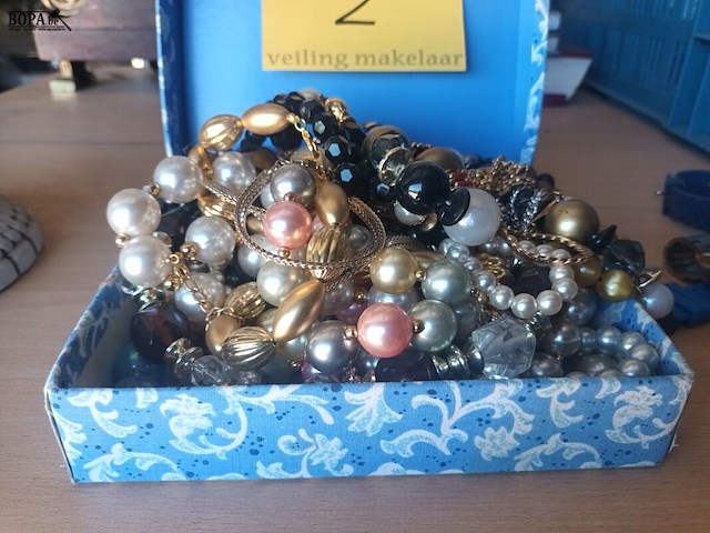 Lot 2 - doos met fantasie juwelen - afbeelding 2 van  3