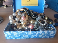 Lot 2 - doos met fantasie juwelen - afbeelding 2 van  3