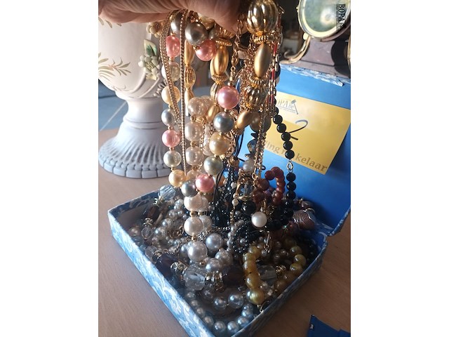 Lot 2 - doos met fantasie juwelen - afbeelding 3 van  3
