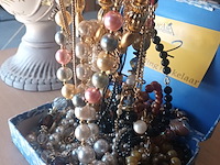 Lot 2 - doos met fantasie juwelen - afbeelding 3 van  3