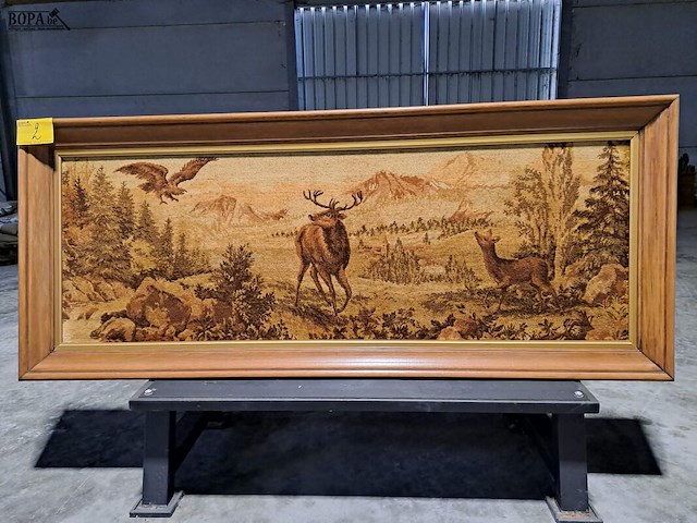 Lot 2 - gobelin (wandtapijt) in eiken kader met herten en adelaar - afbeelding 1 van  5