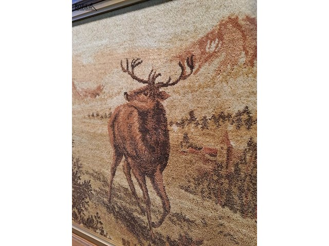 Lot 2 - gobelin (wandtapijt) in eiken kader met herten en adelaar - afbeelding 2 van  5