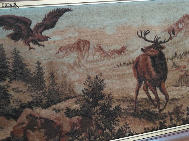 Lot 2 - gobelin (wandtapijt) in eiken kader met herten en adelaar - afbeelding 3 van  5