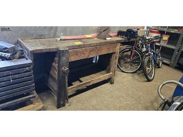 Lot 2 - houten werkbank met bankschroef - afbeelding 1 van  7