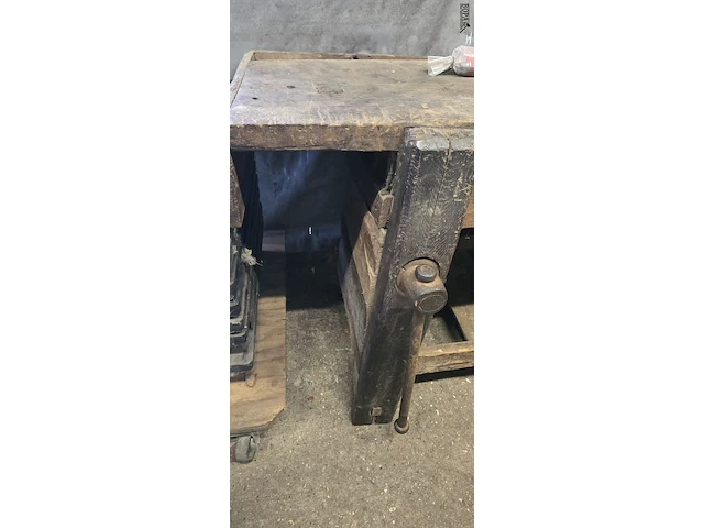 Lot 2 - houten werkbank met bankschroef - afbeelding 2 van  7