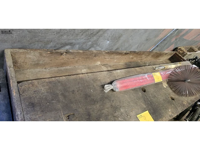 Lot 2 - houten werkbank met bankschroef - afbeelding 4 van  7