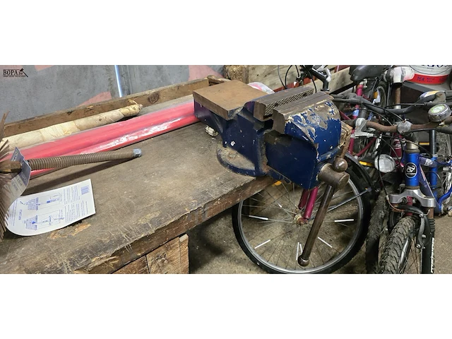 Lot 2 - houten werkbank met bankschroef - afbeelding 5 van  7