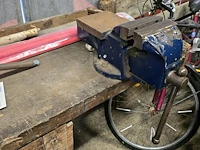 Lot 2 - houten werkbank met bankschroef - afbeelding 5 van  7