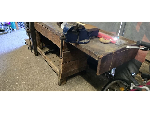 Lot 2 - houten werkbank met bankschroef - afbeelding 6 van  7