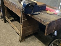 Lot 2 - houten werkbank met bankschroef - afbeelding 6 van  7