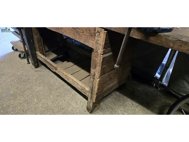 Lot 2 - houten werkbank met bankschroef - afbeelding 7 van  7