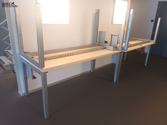 Lot 2 - in hoogte verstelbare tafels. 5 stuks - afbeelding 1 van  3