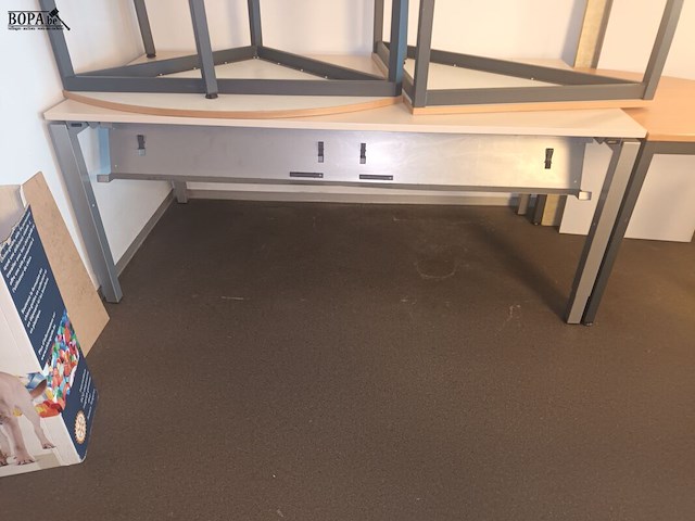 Lot 2 - in hoogte verstelbare tafels. 5 stuks - afbeelding 3 van  3