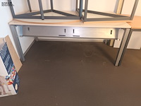 Lot 2 - in hoogte verstelbare tafels. 5 stuks - afbeelding 3 van  3