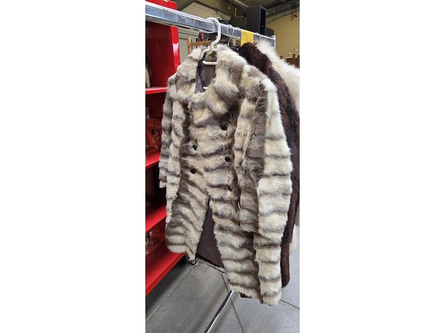 Lot 2 - lot pelsmantels 6 stuks - afbeelding 4 van  7