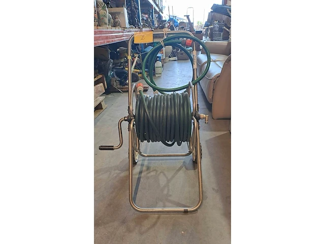 Lot 2 - metalen slanghaspelwagen met tuinslang - afbeelding 1 van  3