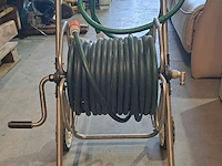 Lot 2 - metalen slanghaspelwagen met tuinslang