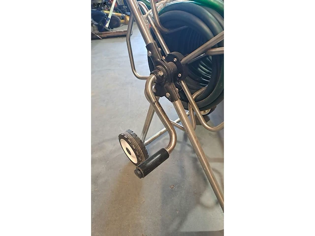 Lot 2 - metalen slanghaspelwagen met tuinslang - afbeelding 2 van  3