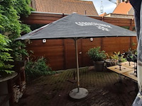 Lot 2 - parasol met voet