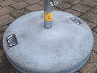 Lot 2 - parasol met voet - afbeelding 2 van  4