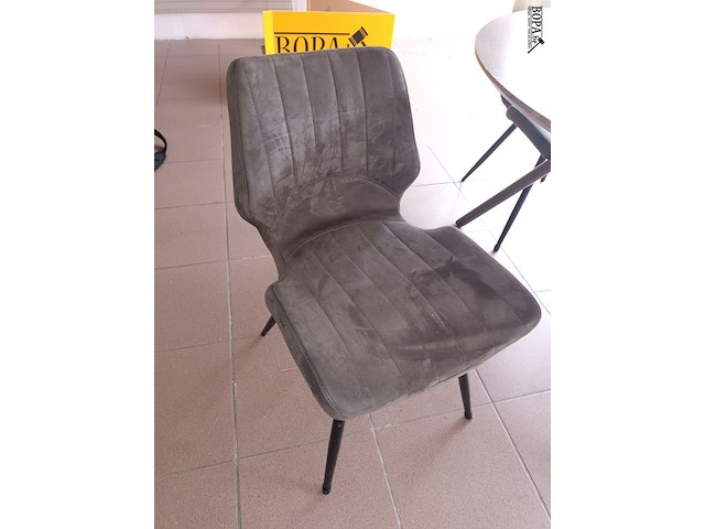 Lot 2 - ronde tafel met 4 stoelen - afbeelding 2 van  3
