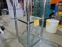 Lot 2 - sidetable in glanzend chrome en glazen legplanken