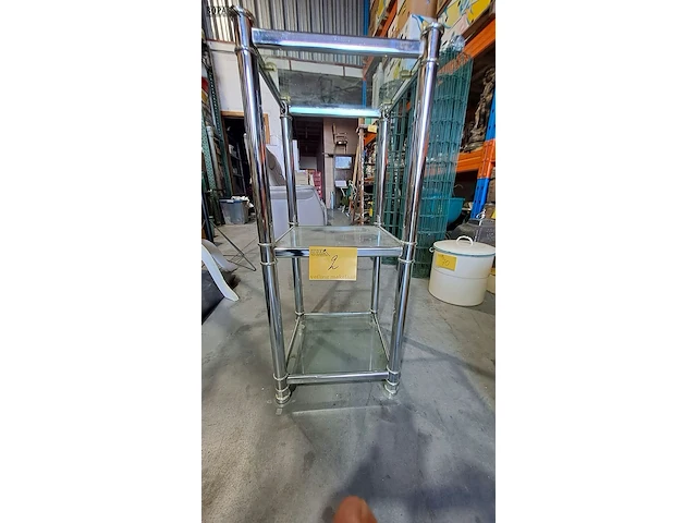 Lot 2 - sidetable in glanzend chrome en glazen legplanken - afbeelding 2 van  3
