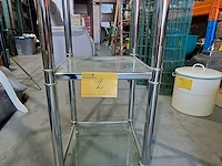 Lot 2 - sidetable in glanzend chrome en glazen legplanken - afbeelding 2 van  3