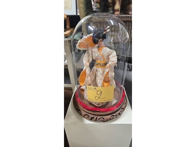 Lot 2 - stolp met pop - afbeelding 1 van  2