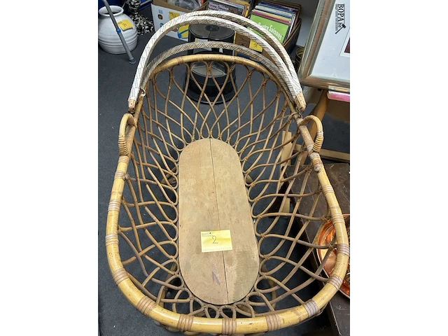 Lot 2 - vintage rotan babywiegje met ovale rieten mand - afbeelding 1 van  3