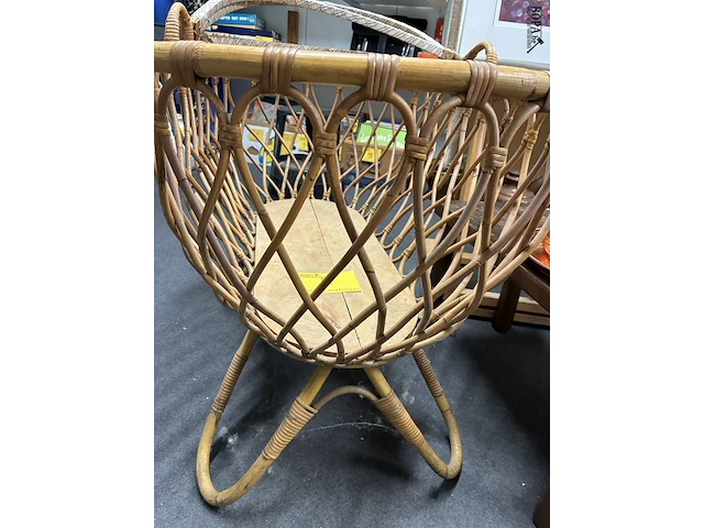 Lot 2 - vintage rotan babywiegje met ovale rieten mand - afbeelding 2 van  3